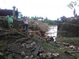 Pasca Banjir ,Ratusan Pengunjung Lihat Kondisi Jembatan Jelok