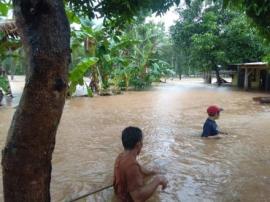 Tamu Resto Jelok Terjebak, Beberapa Mobil Hampir Hanyut