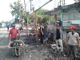 Paska Terbakar, Pedagang Lakukan Kerja Bakti Pembersihan Puing