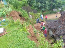 Hujan Lebat Sebabkan Tanah Longsor di Kerjan