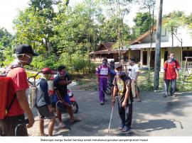 Upaya Cegah COVID-19, Warga Padukuhan Gedali  Lakukan Penyemprotan Masal 