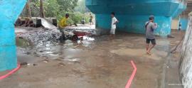 Paska Banjir, Beberapa Warga Bersihkan Bawah Jembatan Beji - Jelok